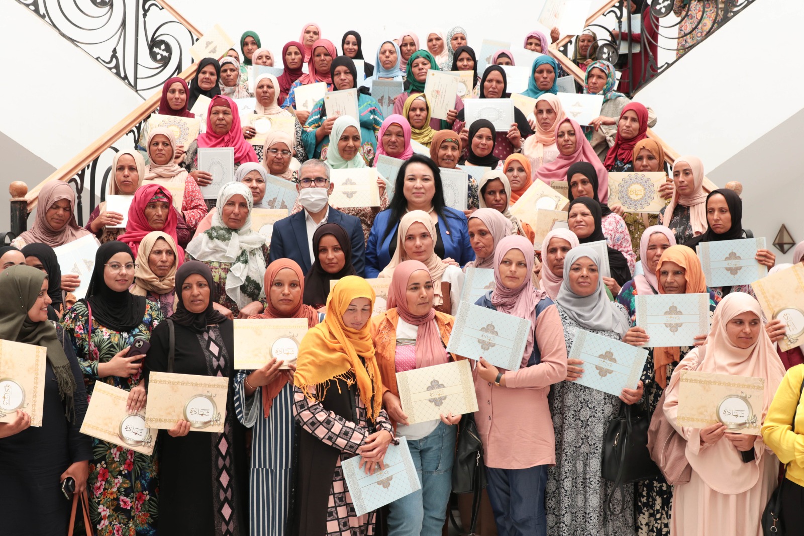 سيدي بوزيد.. تسليم 85 موافقة لبعث موارد رزق لعاملات في القطاع الفلاحي